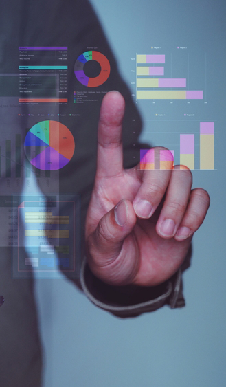 Ilustração mostrando três tipos de dashboards: Estratégico para diretoria, Tático para gerência e Operacional para equipe de linha de frente